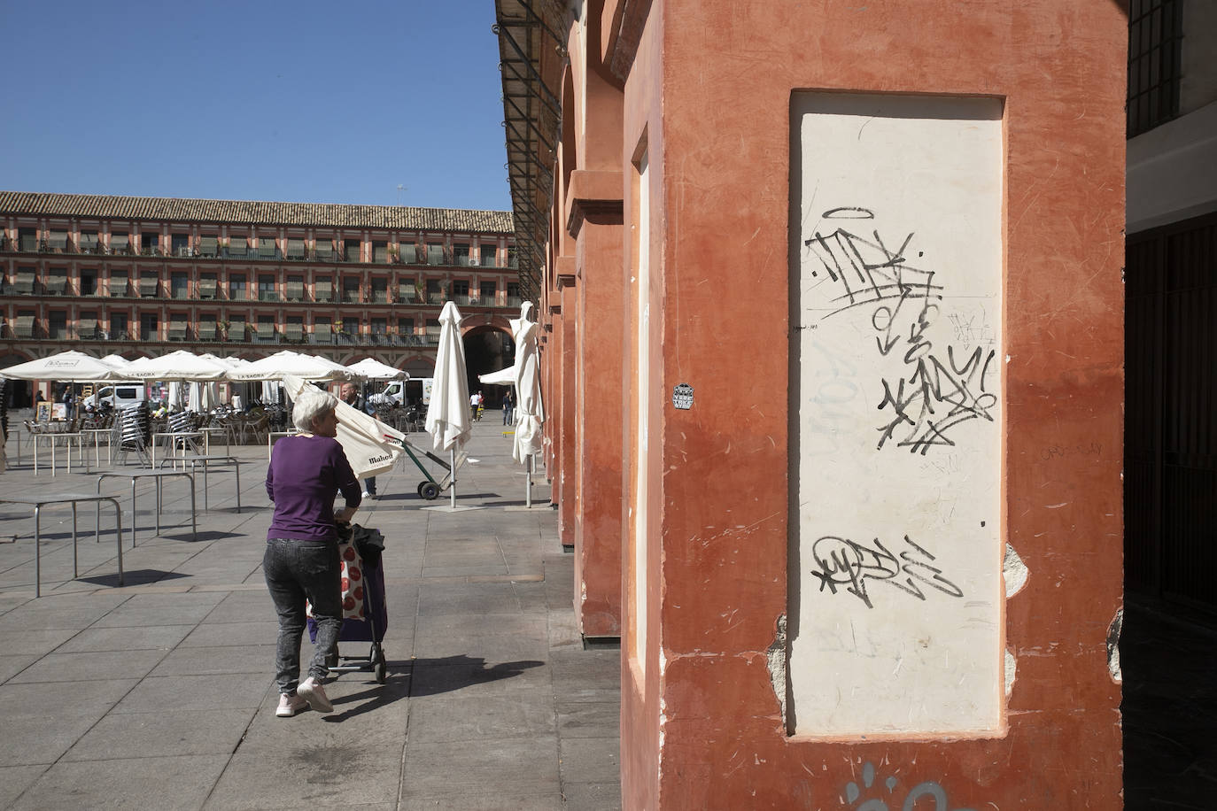 El deterioro de los pilares de la plaza de la Corredera de Córdoba, en imágenes