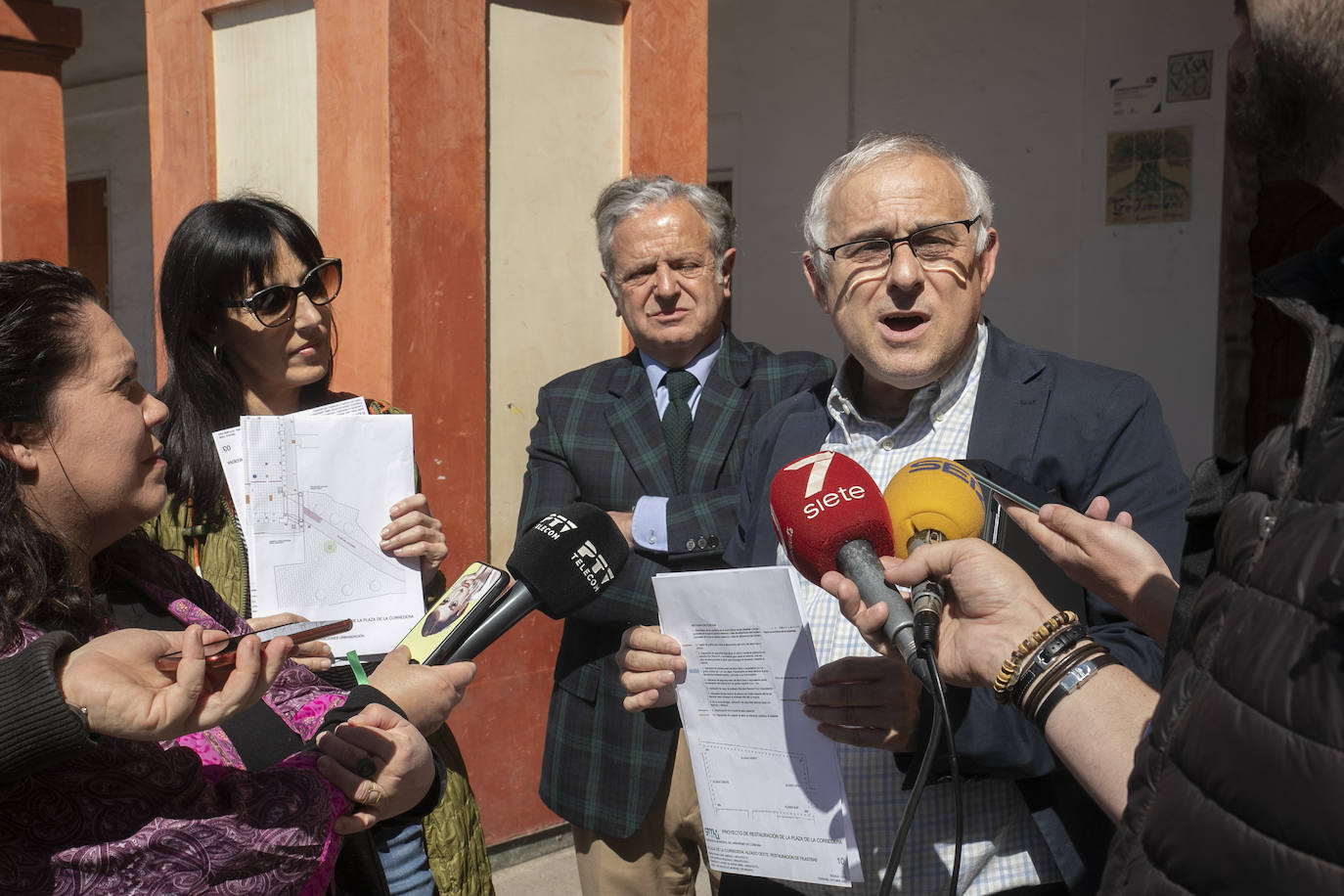 El deterioro de los pilares de la plaza de la Corredera de Córdoba, en imágenes