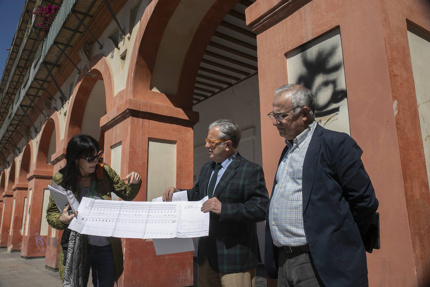 El deterioro de los pilares de la plaza de la Corredera de Córdoba, en imágenes