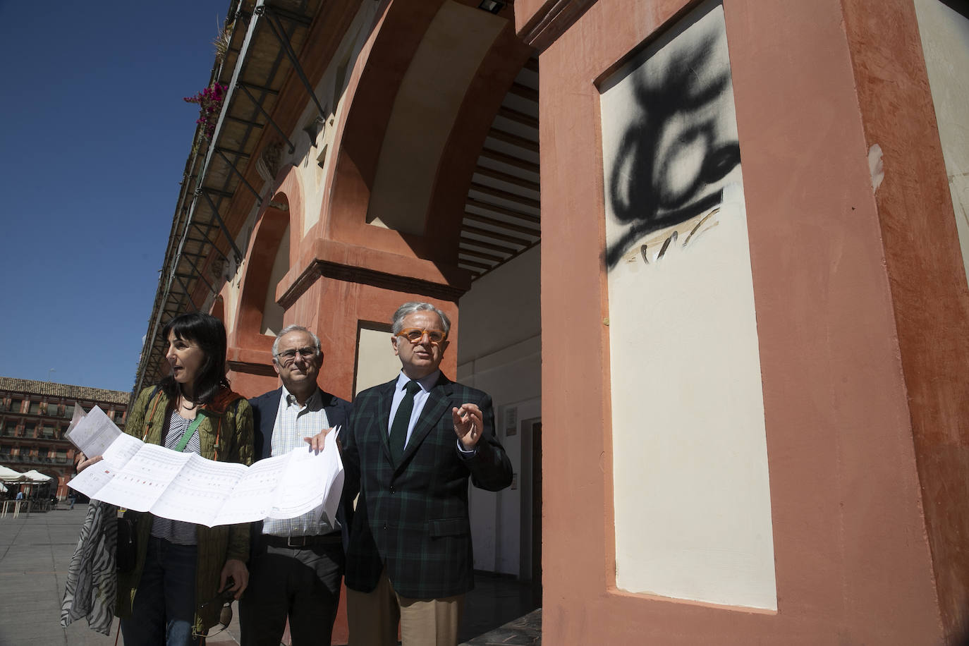 El deterioro de los pilares de la plaza de la Corredera de Córdoba, en imágenes