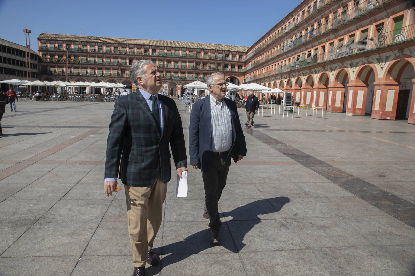 El deterioro de los pilares de la plaza de la Corredera de Córdoba, en imágenes