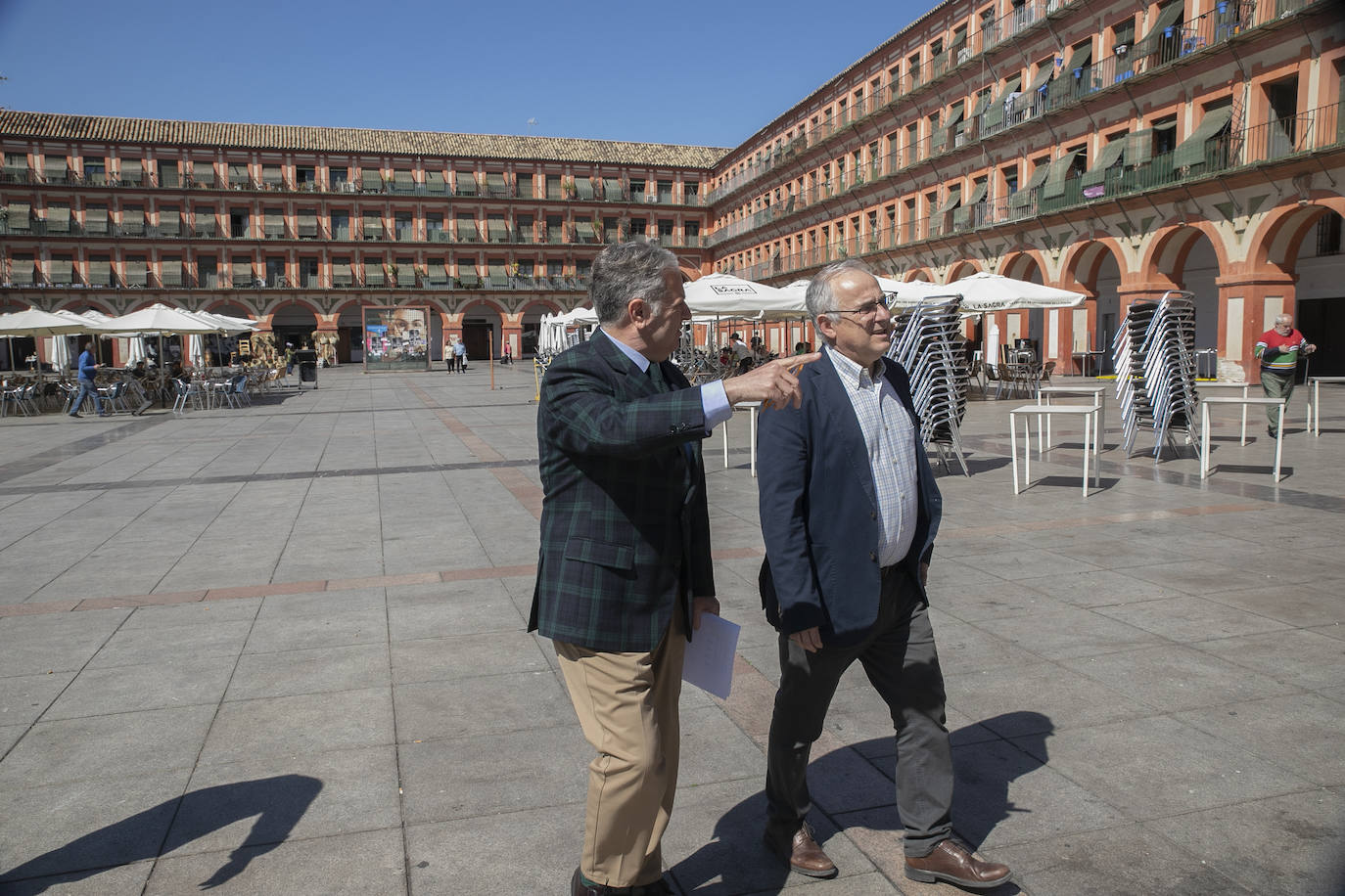 El deterioro de los pilares de la plaza de la Corredera de Córdoba, en imágenes