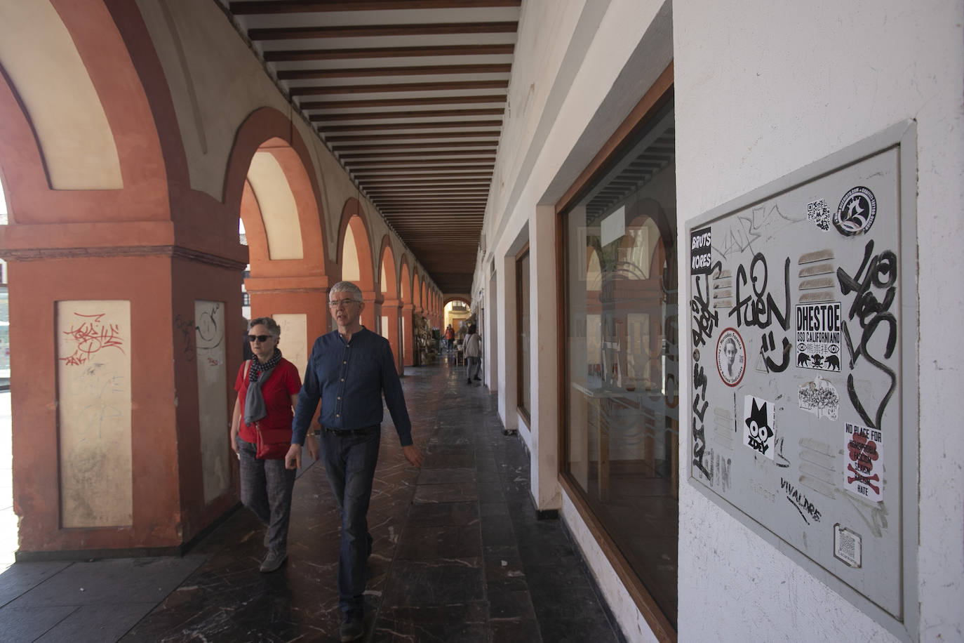 El deterioro de los pilares de la plaza de la Corredera de Córdoba, en imágenes