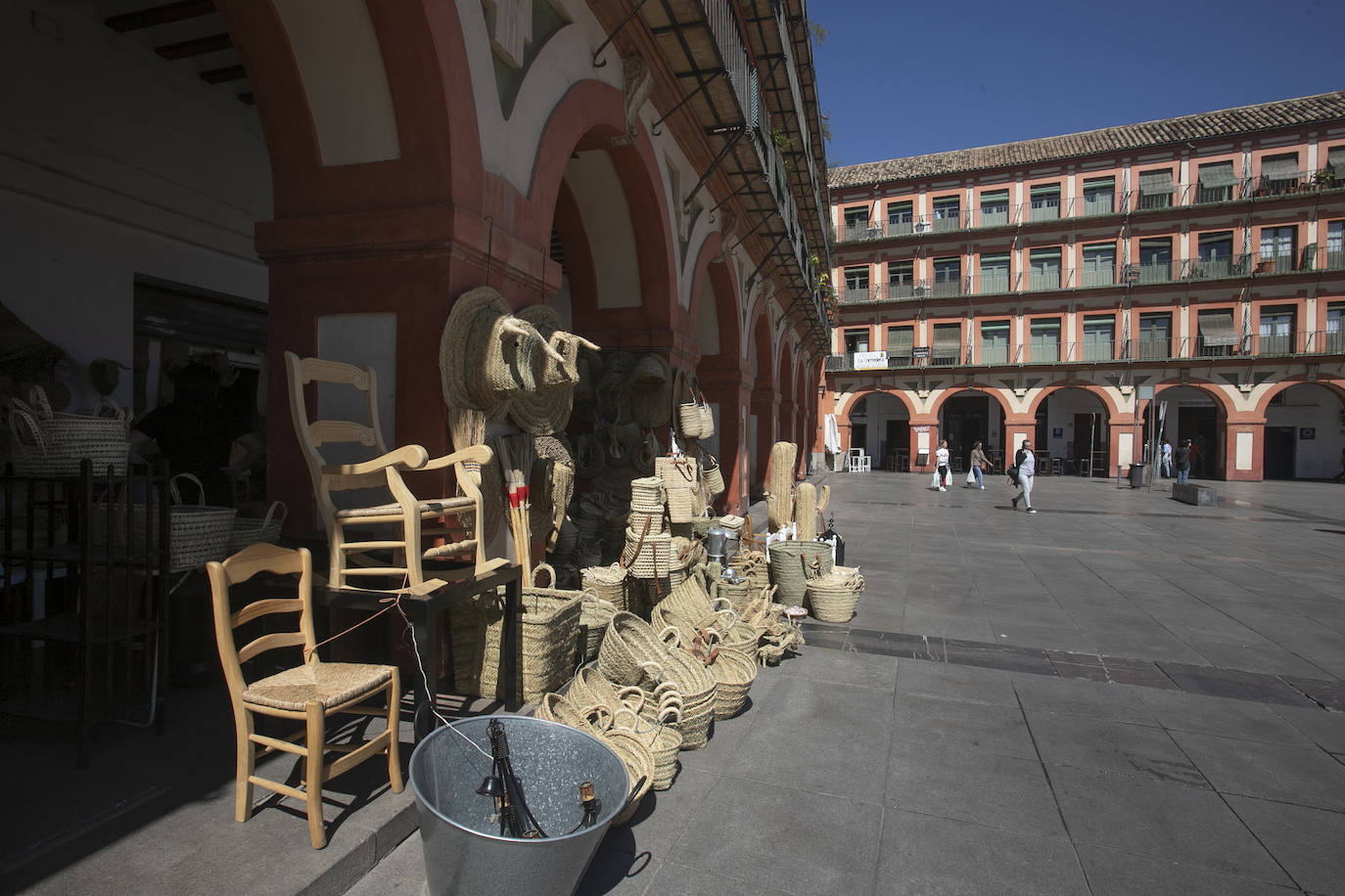 El deterioro de los pilares de la plaza de la Corredera de Córdoba, en imágenes