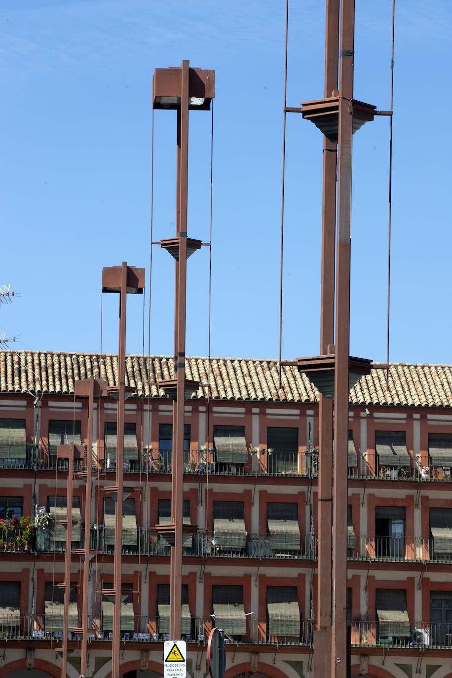 El deterioro de los pilares de la plaza de la Corredera de Córdoba, en imágenes