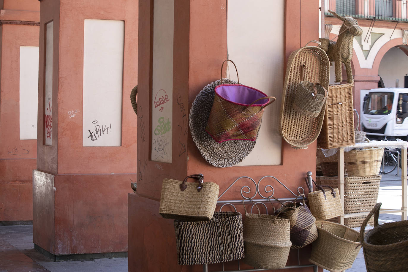 El deterioro de los pilares de la plaza de la Corredera de Córdoba, en imágenes