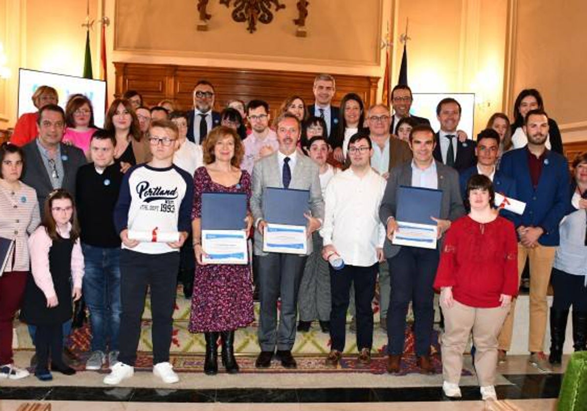 Jóvenes de la Asociación Down Toledo con la premiados y el presidente de la Diputación