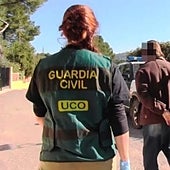 La estafadora de Tinder: detienen a una mujer por hacerse pasar por guardia civil para impresionar a su amante