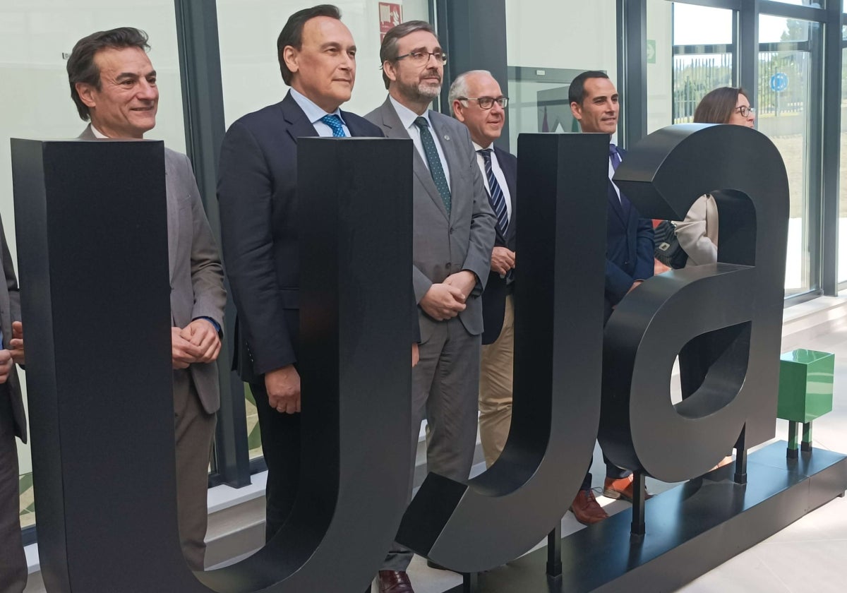 José Carlos Gómez-Villamandos y Juan Gómez (al centro) en el nuevo edificio D4 de la UJA