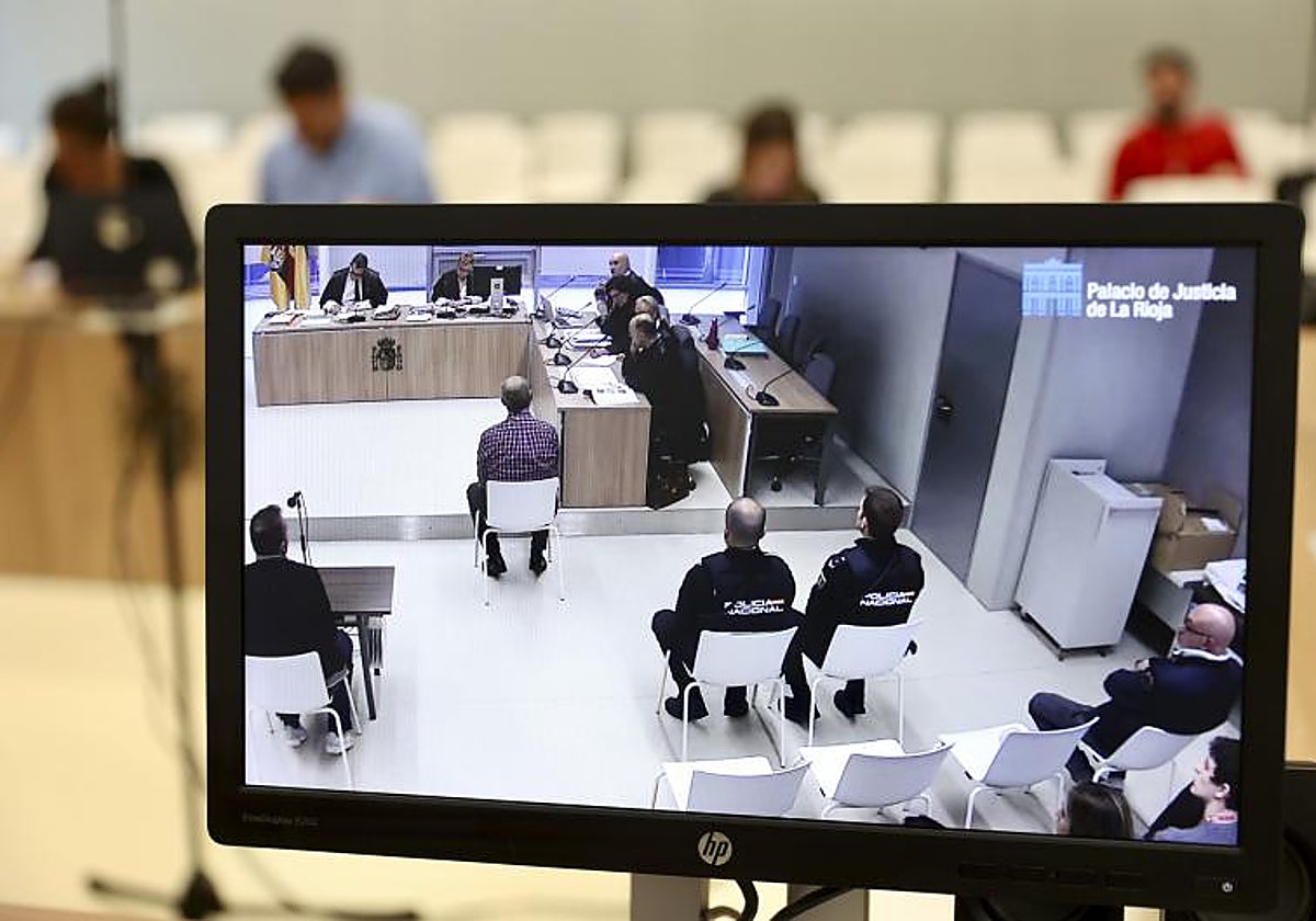 Uno de los testigos durante su declaración, con Almeida de espalda