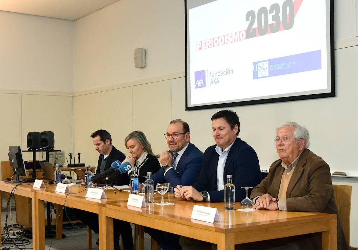 Jáuregui (der.) y Martín (izq.), con el presidente de Axa y cargos de la USC durante la presentación del estudio