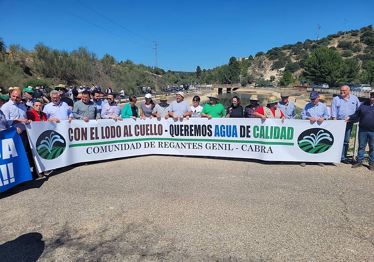 Concentración de los agricultores y alcaldes en el canal Genil-Cabra