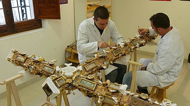 Restauración de la Cruz Guiona en 2005