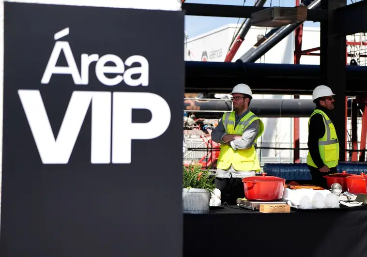 Los trabajadores de las obras del Roig Arena disfrutan de una comida en la futura zona VIP