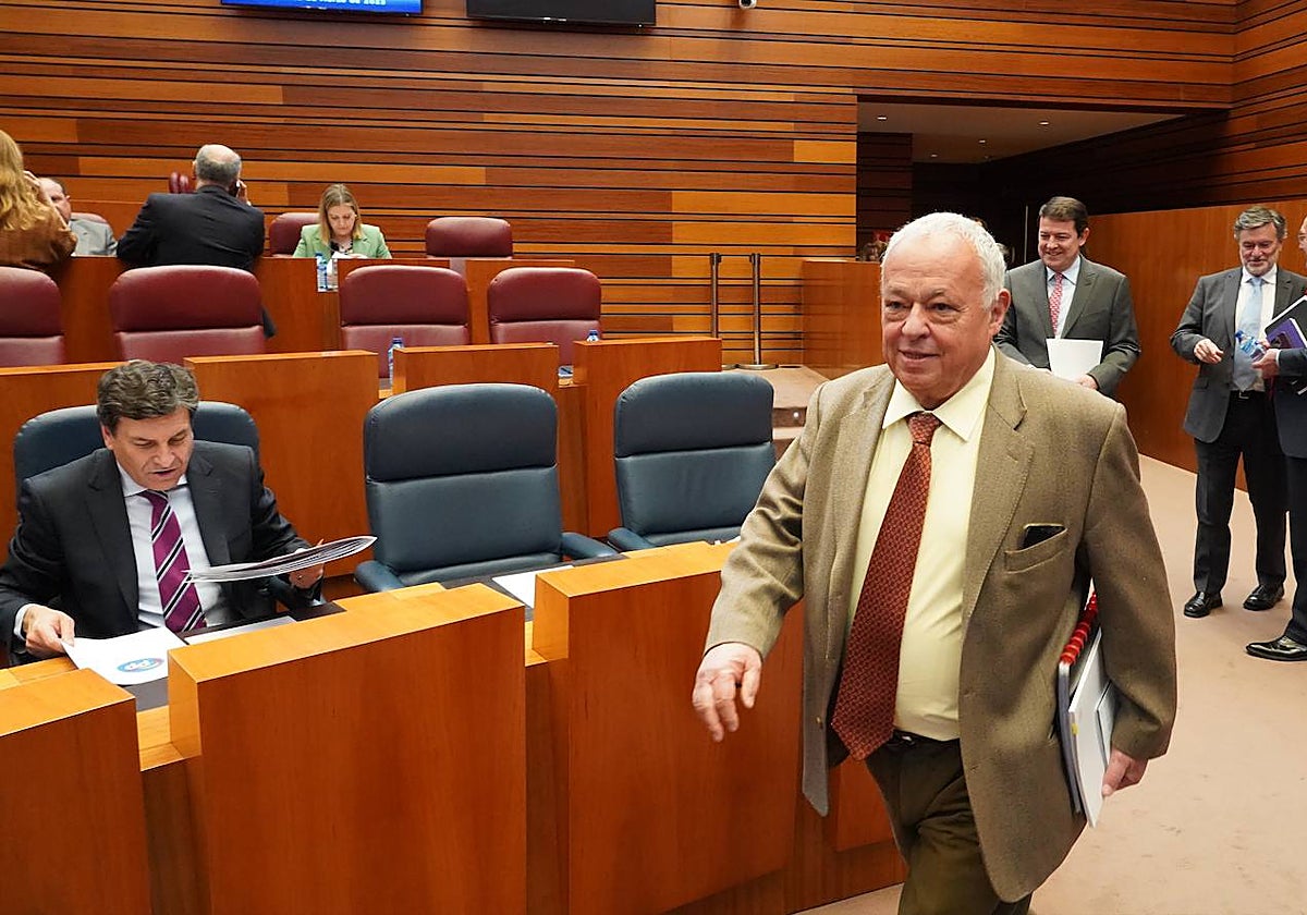 El consejero Gonzalo Santonja, durante el pleno de las Cortes
