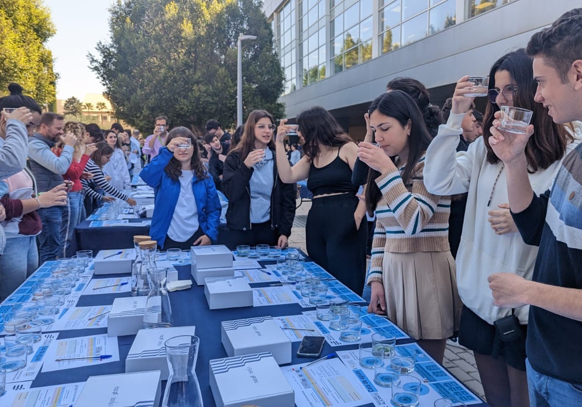 Estudiantes durante la cata organizada por Aguas de Alicante.