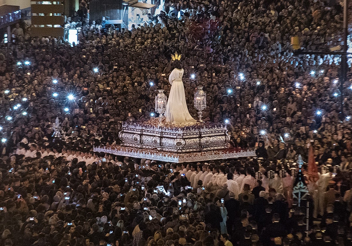 La multitud rodea a Jesús Cautivo en la noche del Lunes Santo
