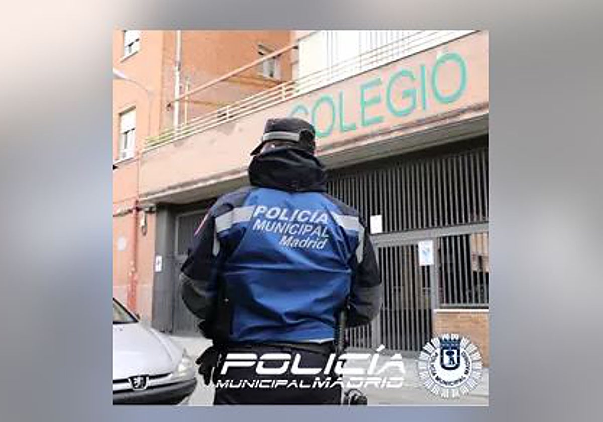 Agente tutor de la Policía Municipal de Madrid a la puerta de un colegio