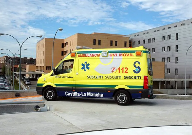 Trasladan al hospital a un trabajador tras sufrir una caída en Alcolea de Calatrava