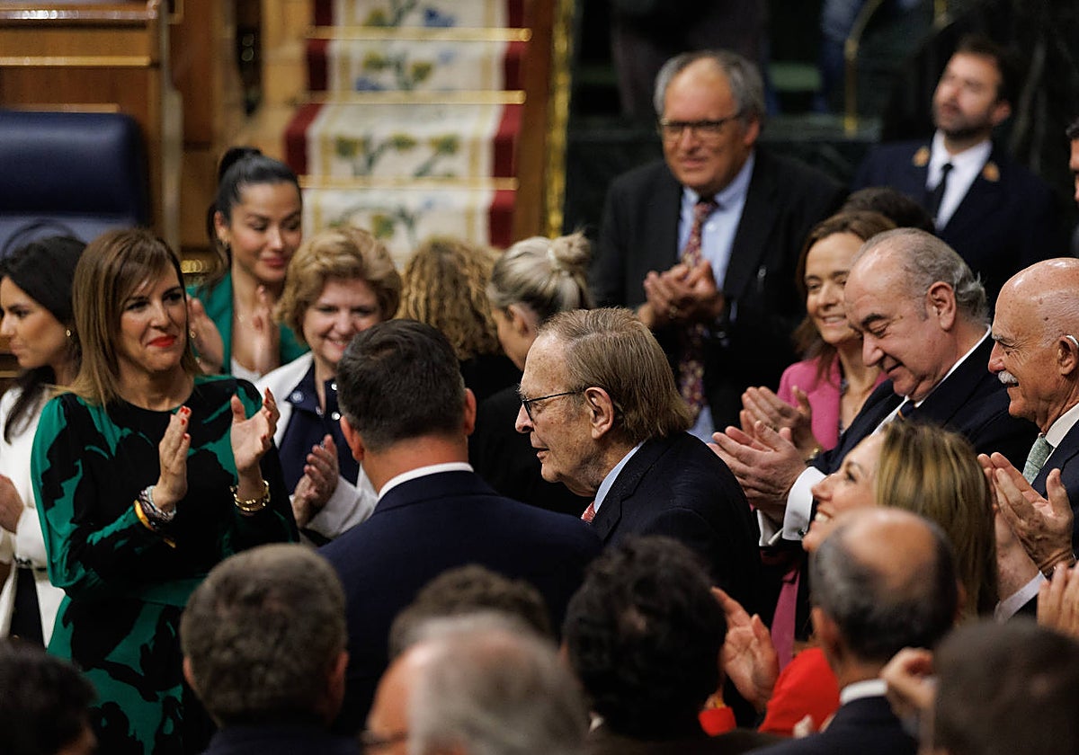 Diputados de Vox aplauden a Ramón Tamames, candidato de la moción de censura fallida, este miércoles, tras la votación del Congreso donde se rechazó su investidura