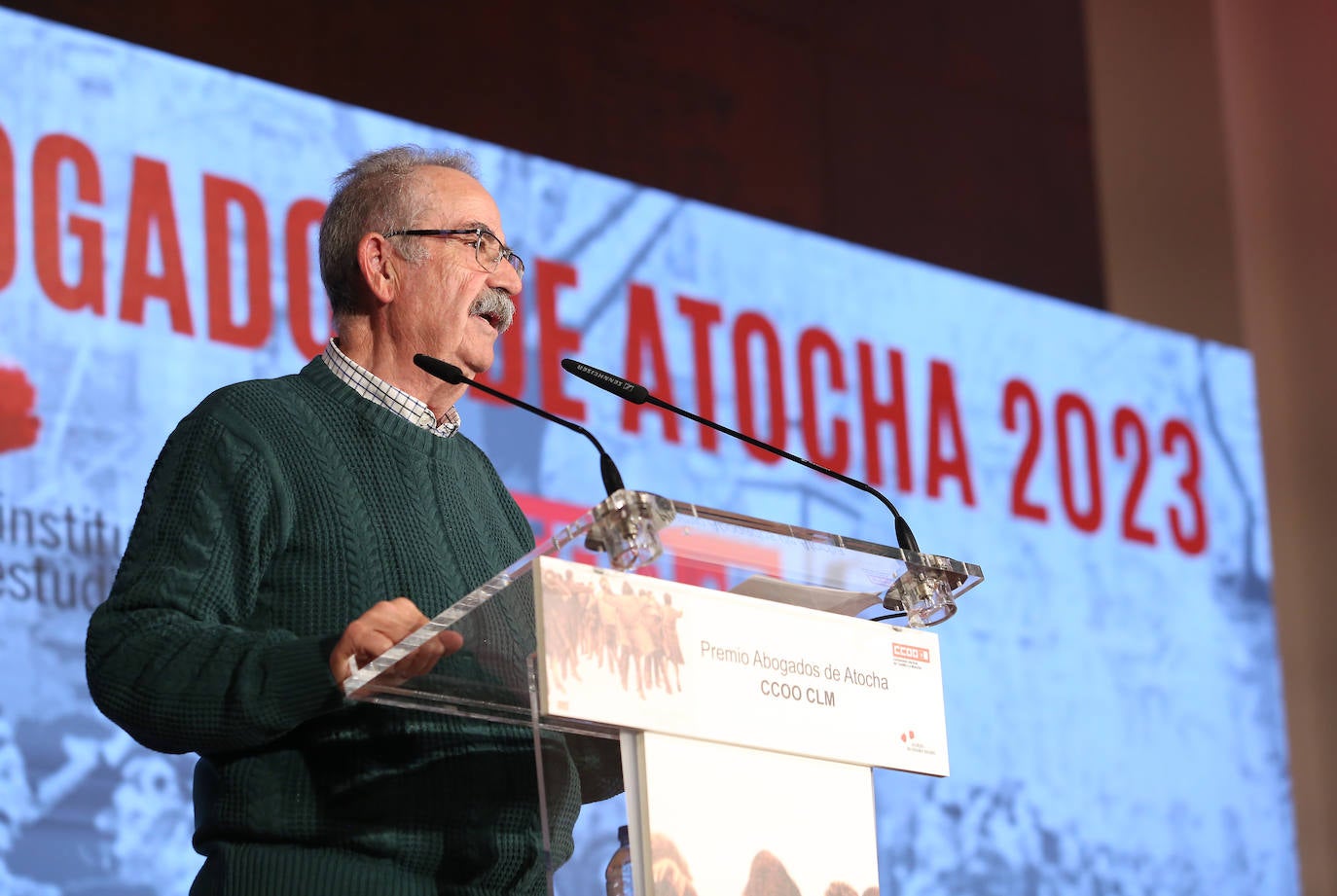 Joan Manuel Serrat recibe con emoción el Premio Abogados de Atocha 2023 en Toledo, en imágenes