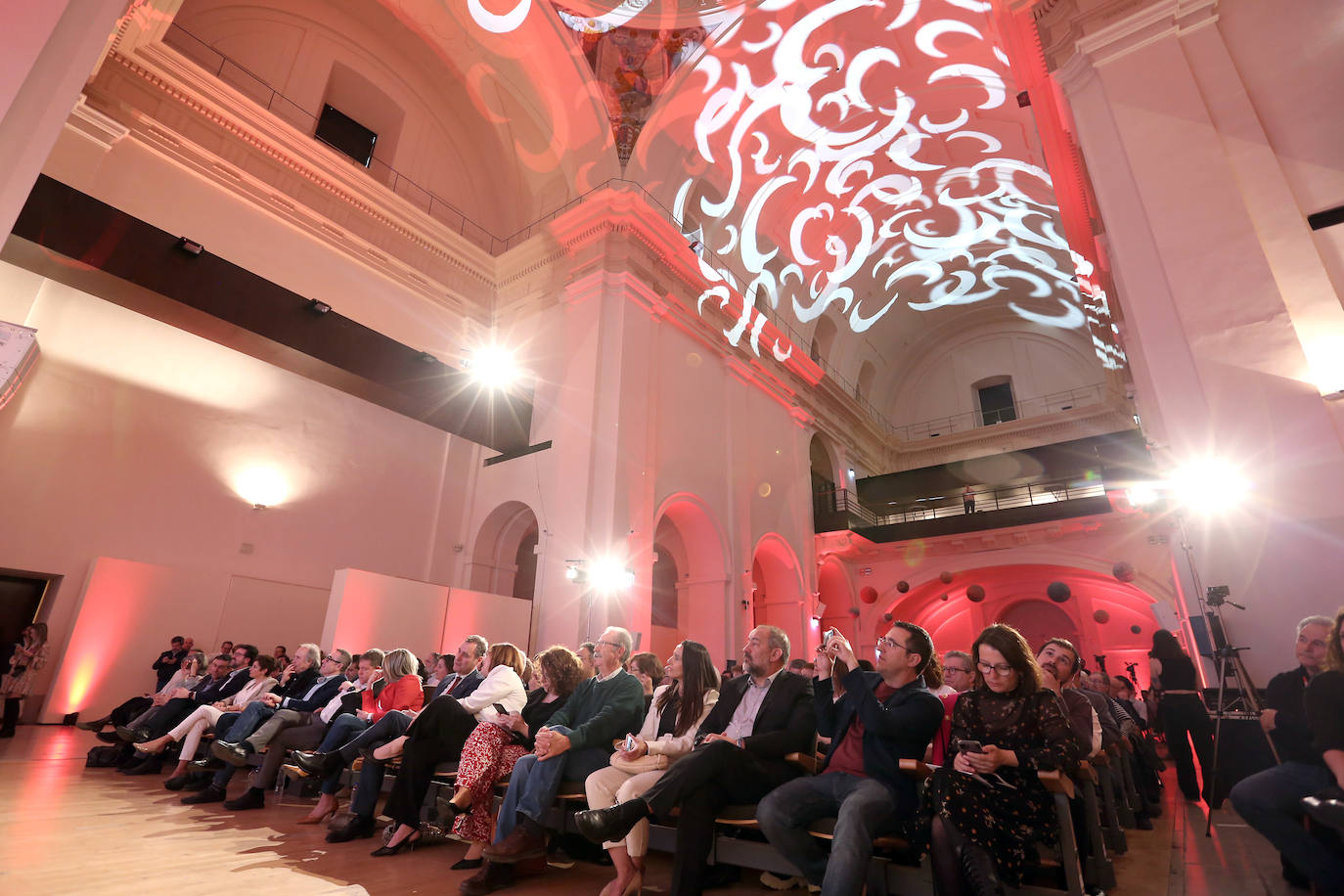 Joan Manuel Serrat recibe con emoción el Premio Abogados de Atocha 2023 en Toledo, en imágenes