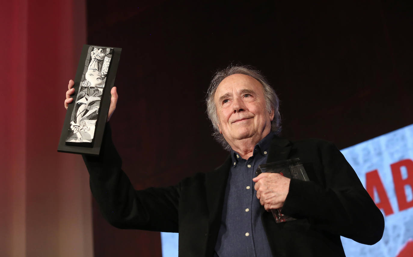 Joan Manuel Serrat recibe con emoción el Premio Abogados de Atocha 2023 en Toledo, en imágenes