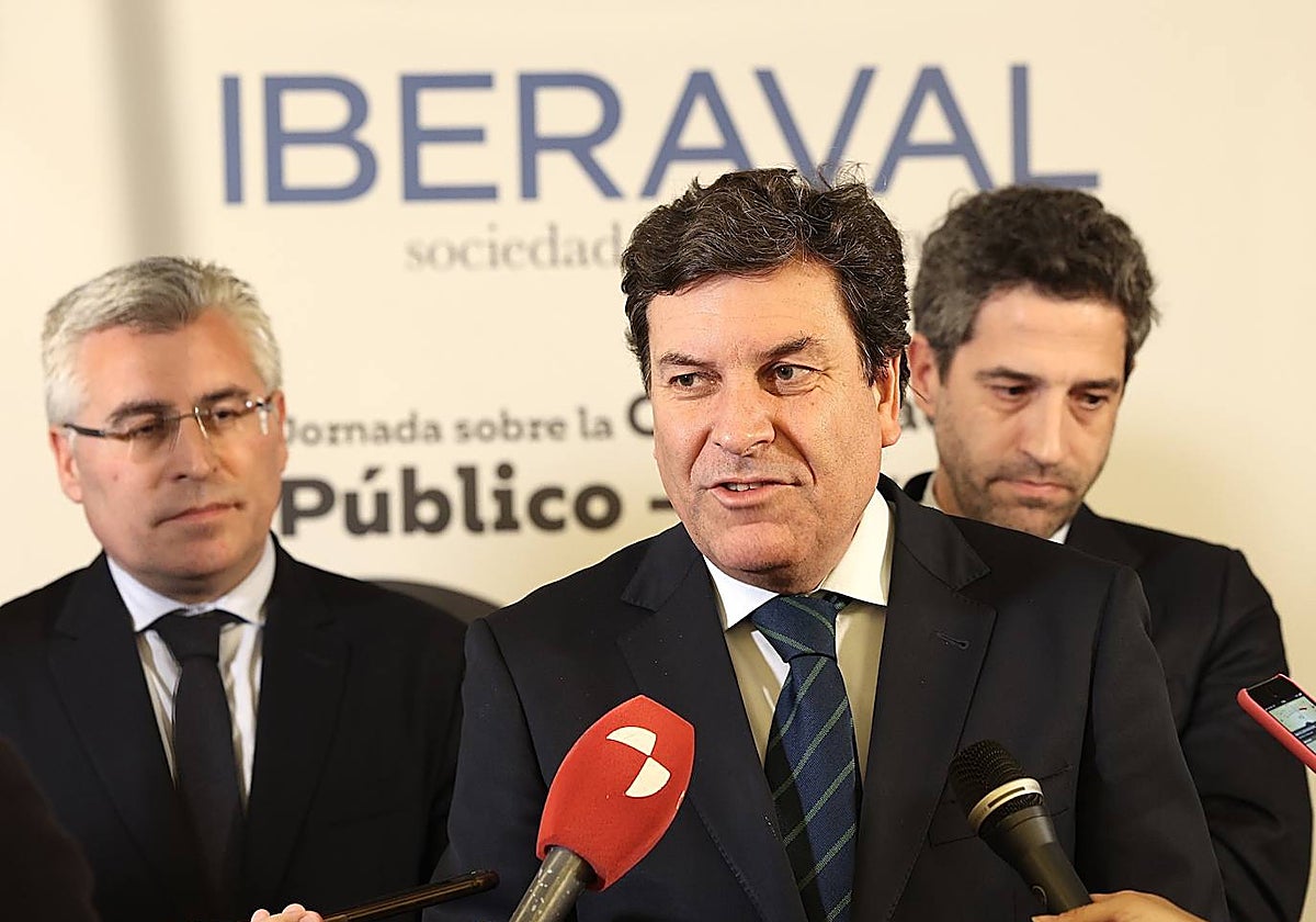 El consejero de Economía y Hacienda de Castilla y León, Carlos Fernández Carriedo, interviene ante los medios