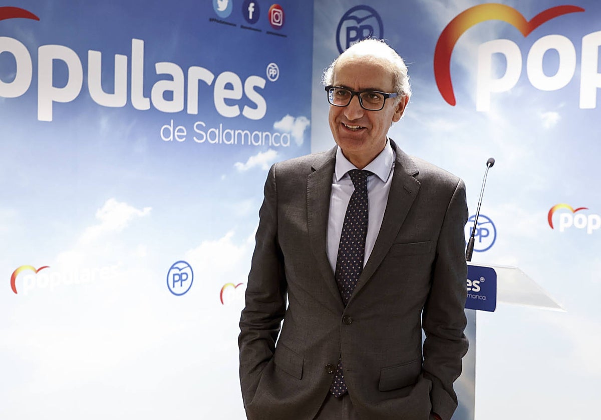 Javier Iglesias, durante la rueda de prensa en la que presentó su dimisión como presidente del PP de Salamanca