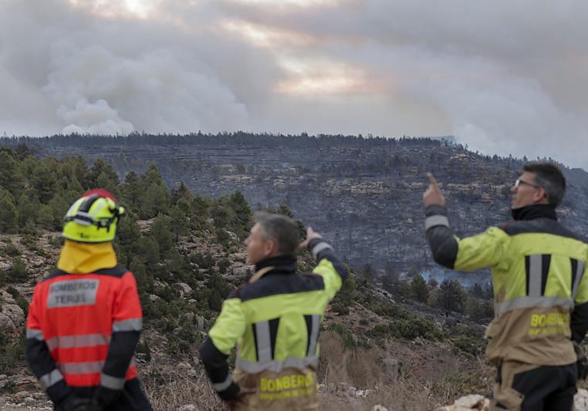 Medios aéreos y terrestres intentar frenar el avance del incendio de Viver (Castellón)