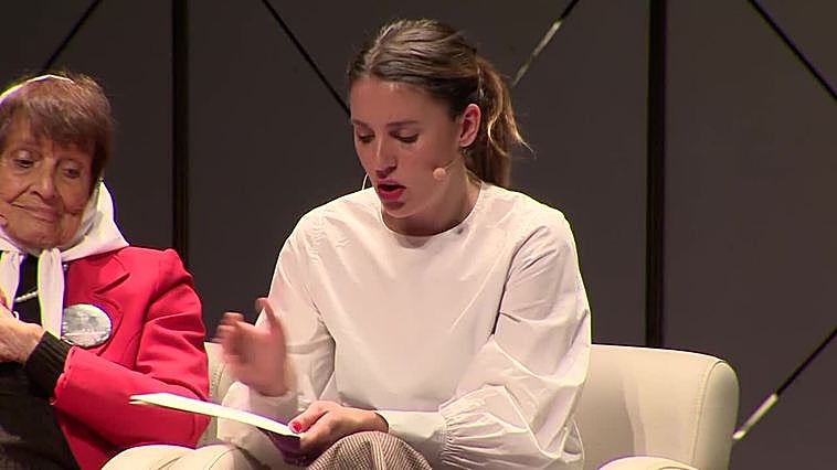 Montero dice que la "manera de avanzar en democracia" es "estar juntas codo a codo"