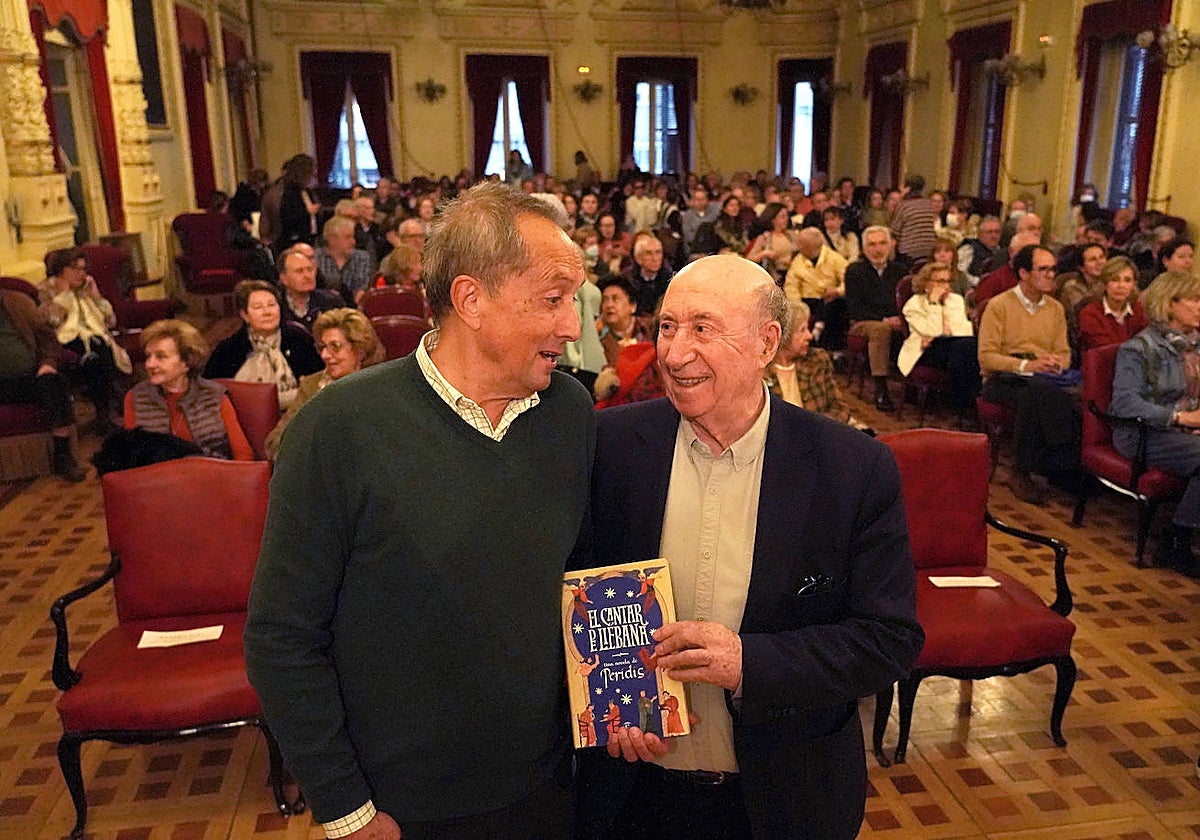 Peridis , acompañado en la presentación por Germán Delibes de Castro