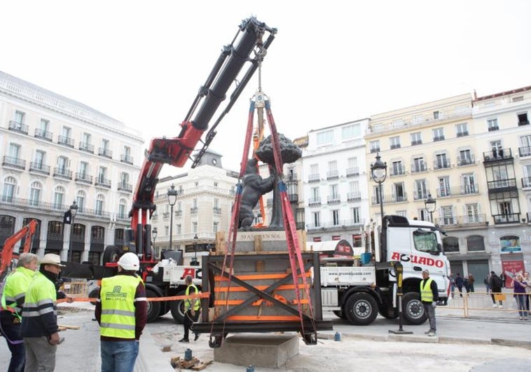 Un experto egiptólogo e hilo de diamante, claves para el histórico traslado del Oso y el Madroño en la Puerta del Sol