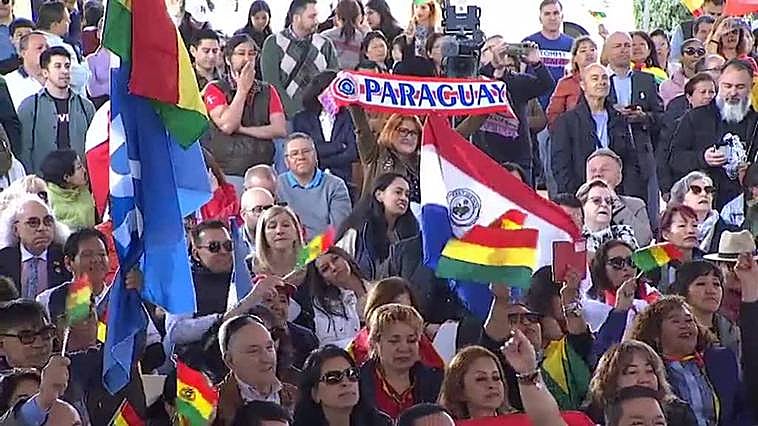 Feijóo, Ayuso y Almeida cortejan al voto hispano al ritmo de 'El Tiburón' en Madrid
