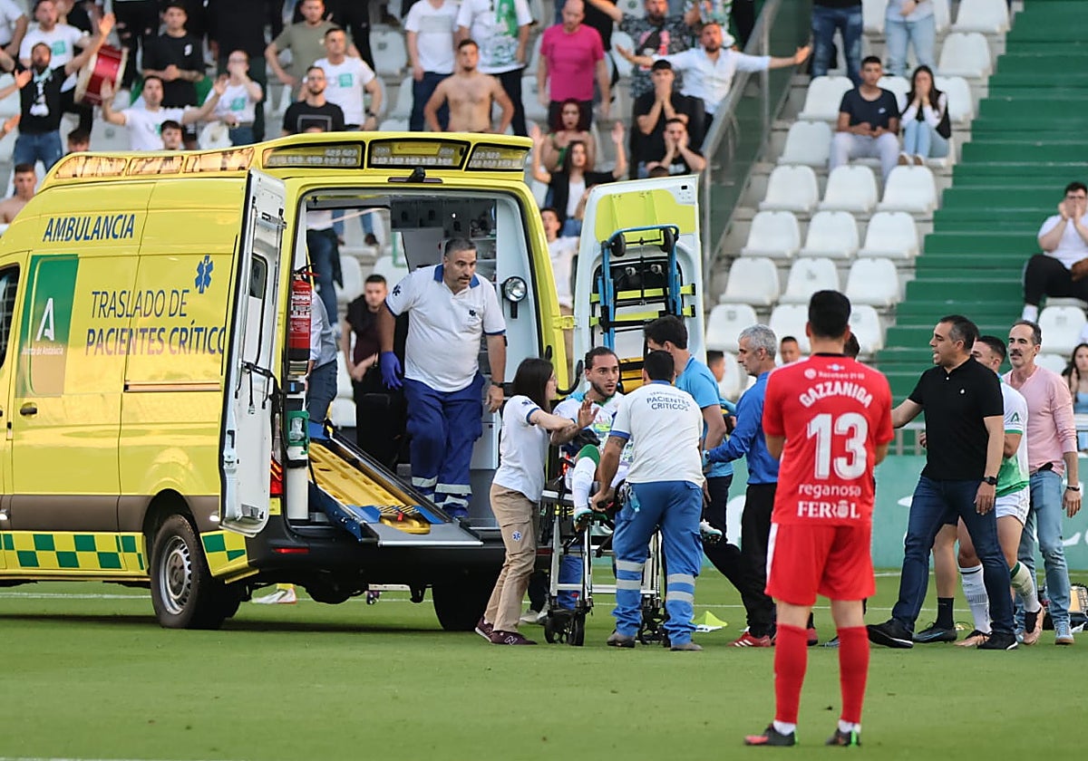Las asistencias suben al jugador a la ambulancia en El Arcángel