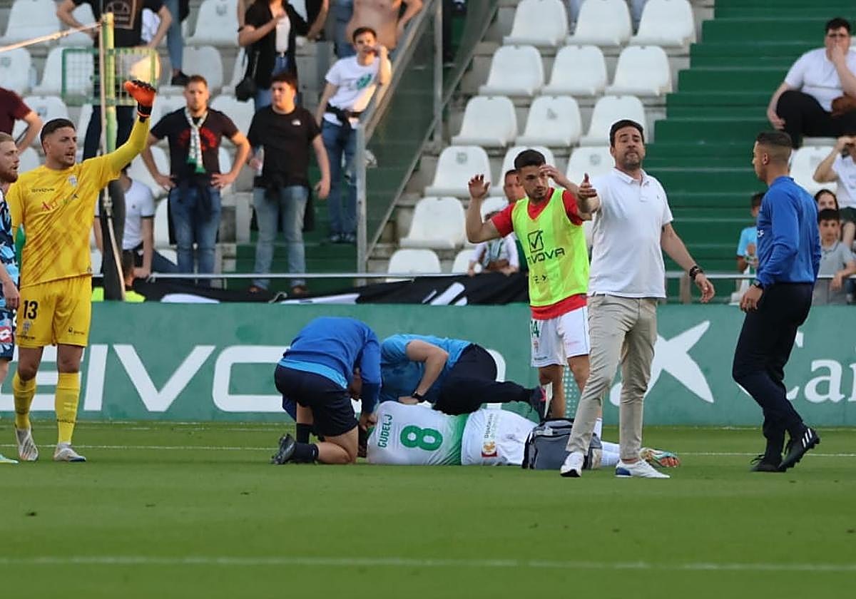 Gudelj en el césped del Arcángel atendido por las asistencias médicas