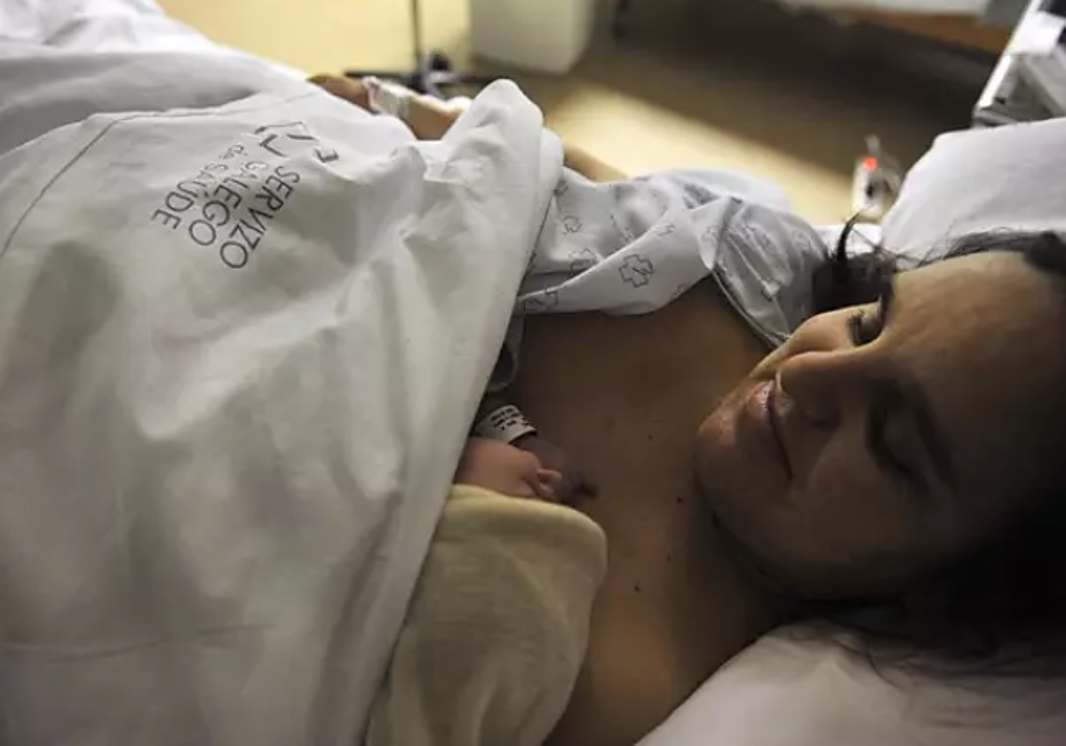 Una madre posa con su hijo recién nacido, el primer bebé en el reabierto paritorio de Verín (Ourense) el 6 de febrero de 2020