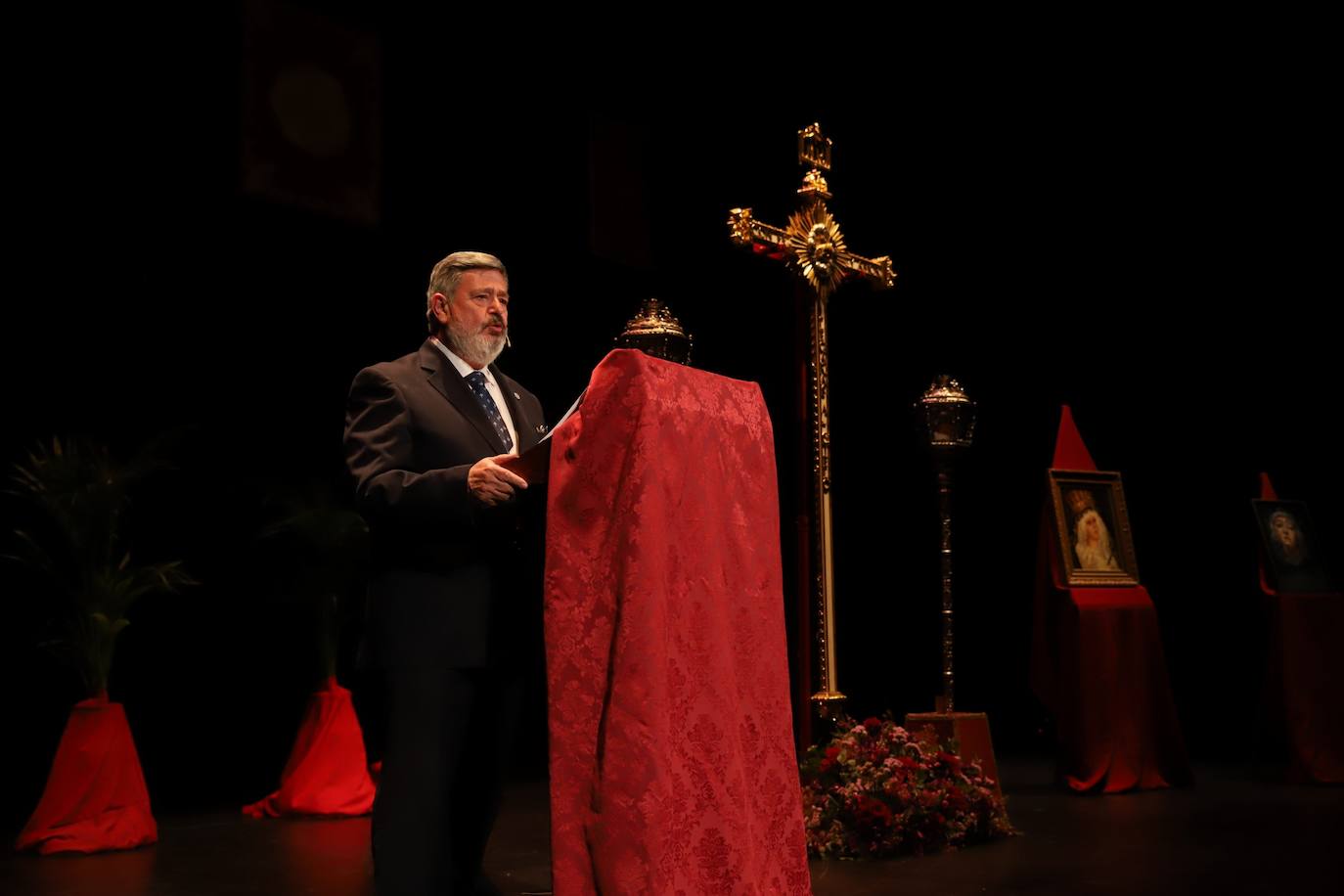 El pregón de Semana Santa de Francisco Román en el Gran Teatro de Córdoba, en imágenes