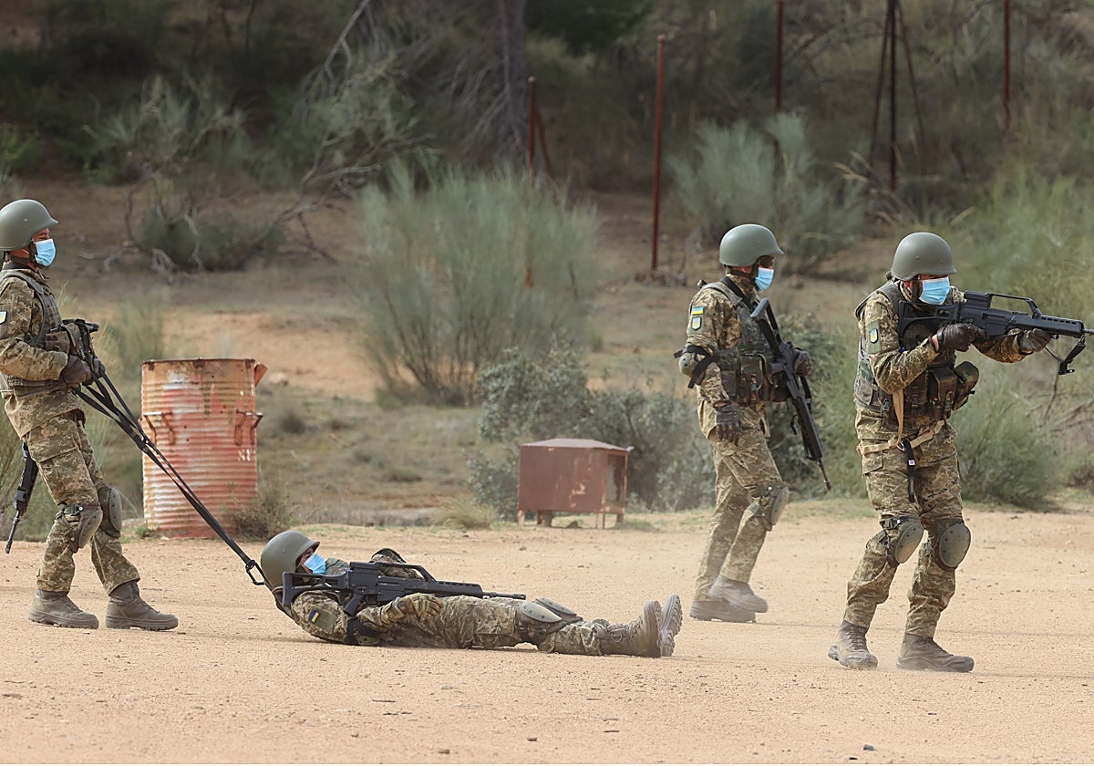Militares ucranianos se adiestran en extracción de combatientes heridos