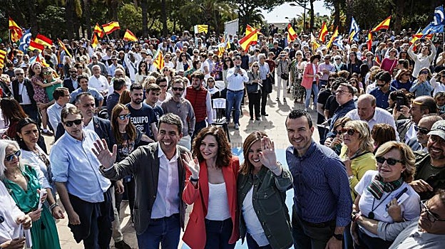 Los candidatos y la presidenta madrileña saludando a los asistentes al encuentro.