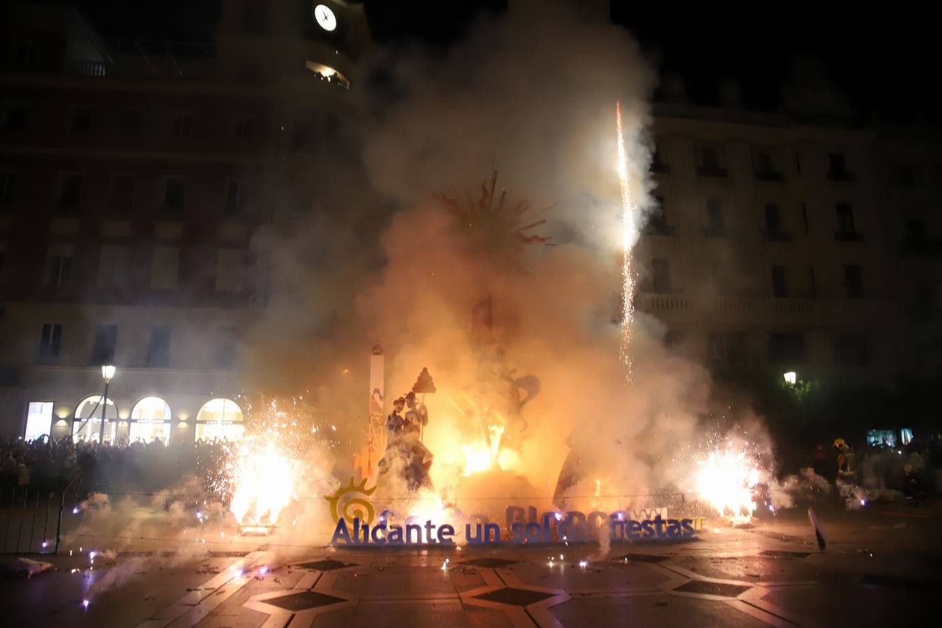 Fotos: Córdoba arde en Las Tendillas con la &#039;cremá&#039; alicantina
