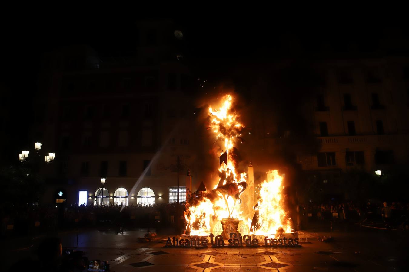 Fotos: Córdoba arde en Las Tendillas con la &#039;cremá&#039; alicantina