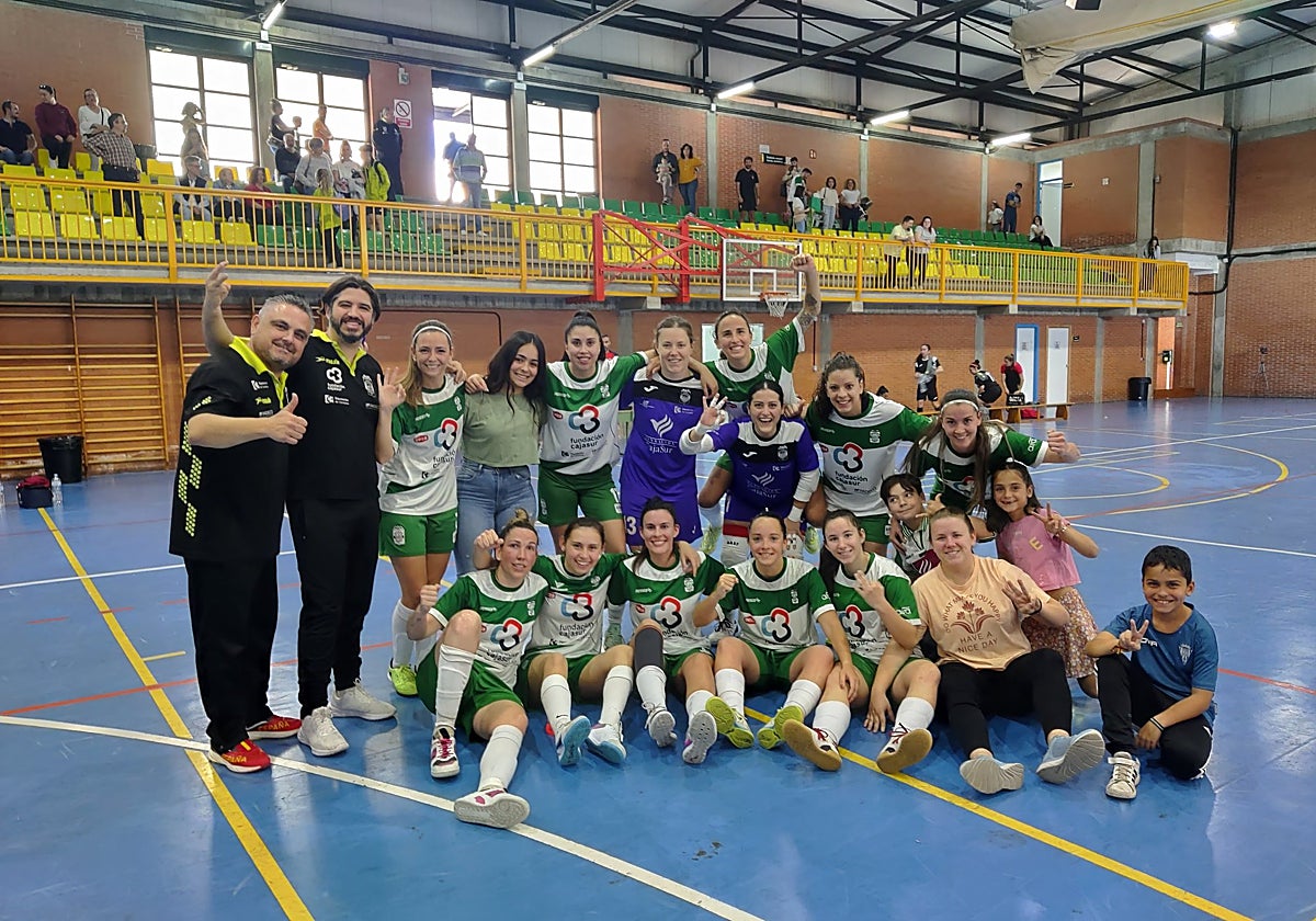La plantilla del Cajasur Deportivo Córdoba celebra la victoria sobre la pista