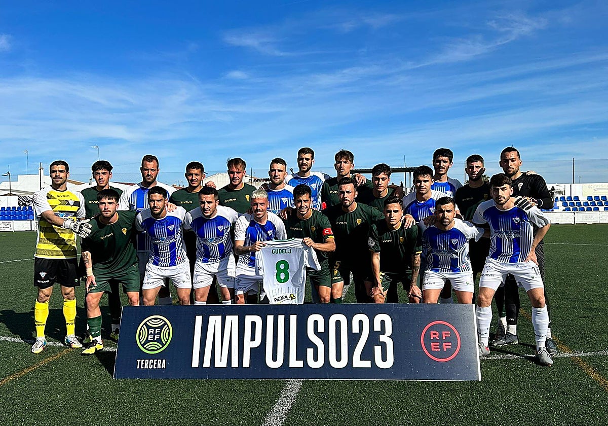 Los jugadores del Córdoba B y el Bollullos posan antes del partido con la camiseta de Gudelj