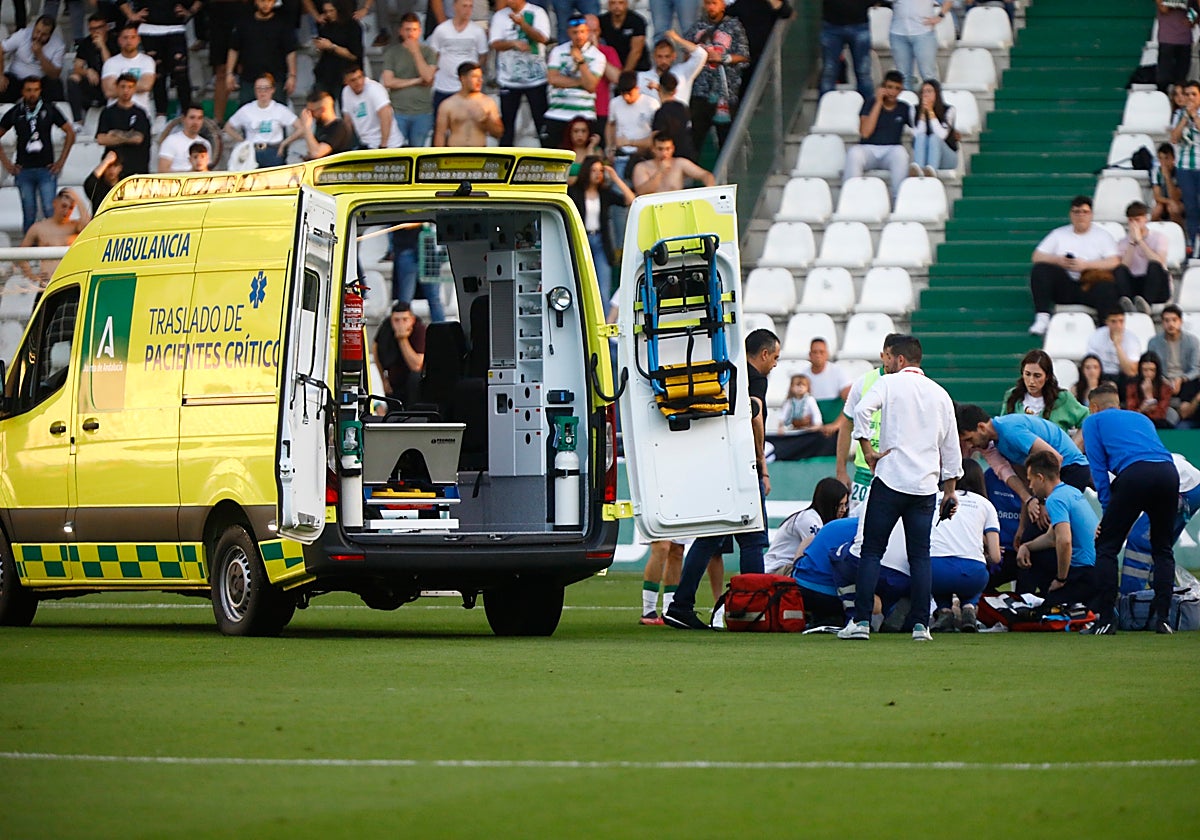 Médicos y asistencias actúan sobre Gudelj junto a la ambulancia abierta en el Arcángel