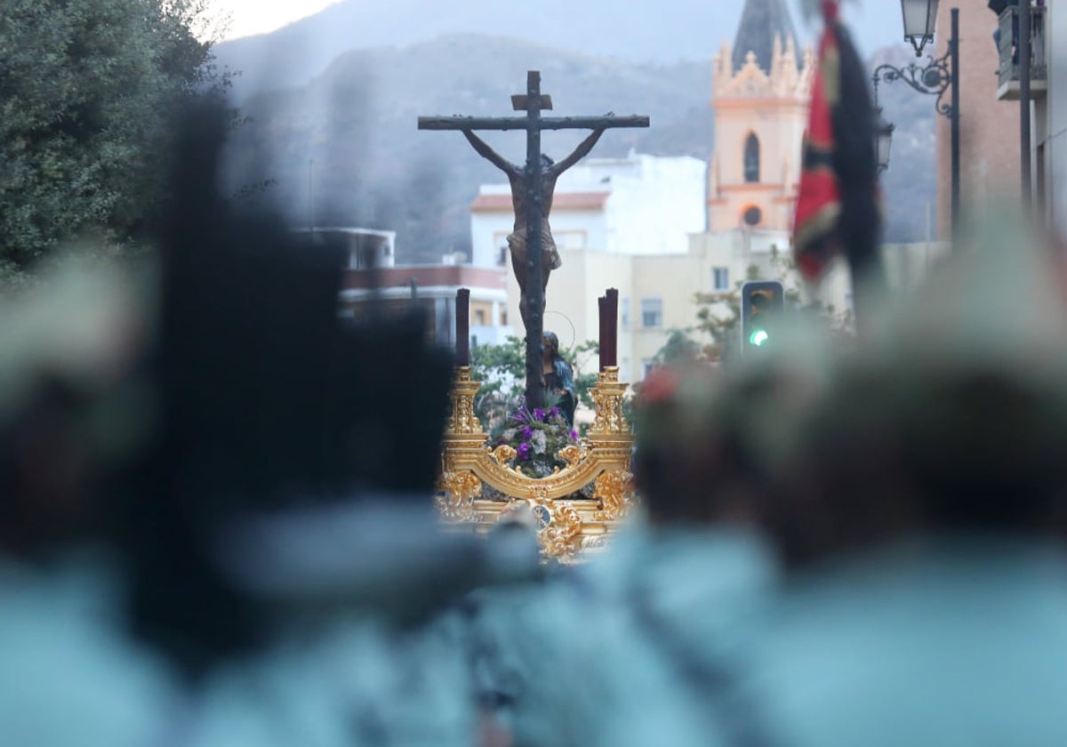 Caballeros legionarios desfilan tras el Cristo de la Buena Muerte