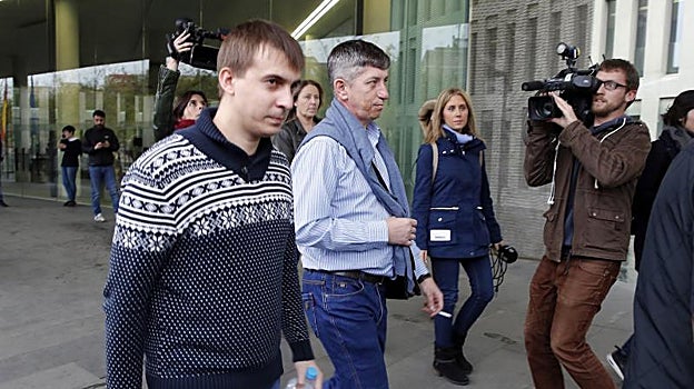 El primer oficial (i) y el capitán (d) del mercante ruso, en los juzgados de Barcelona en 2017