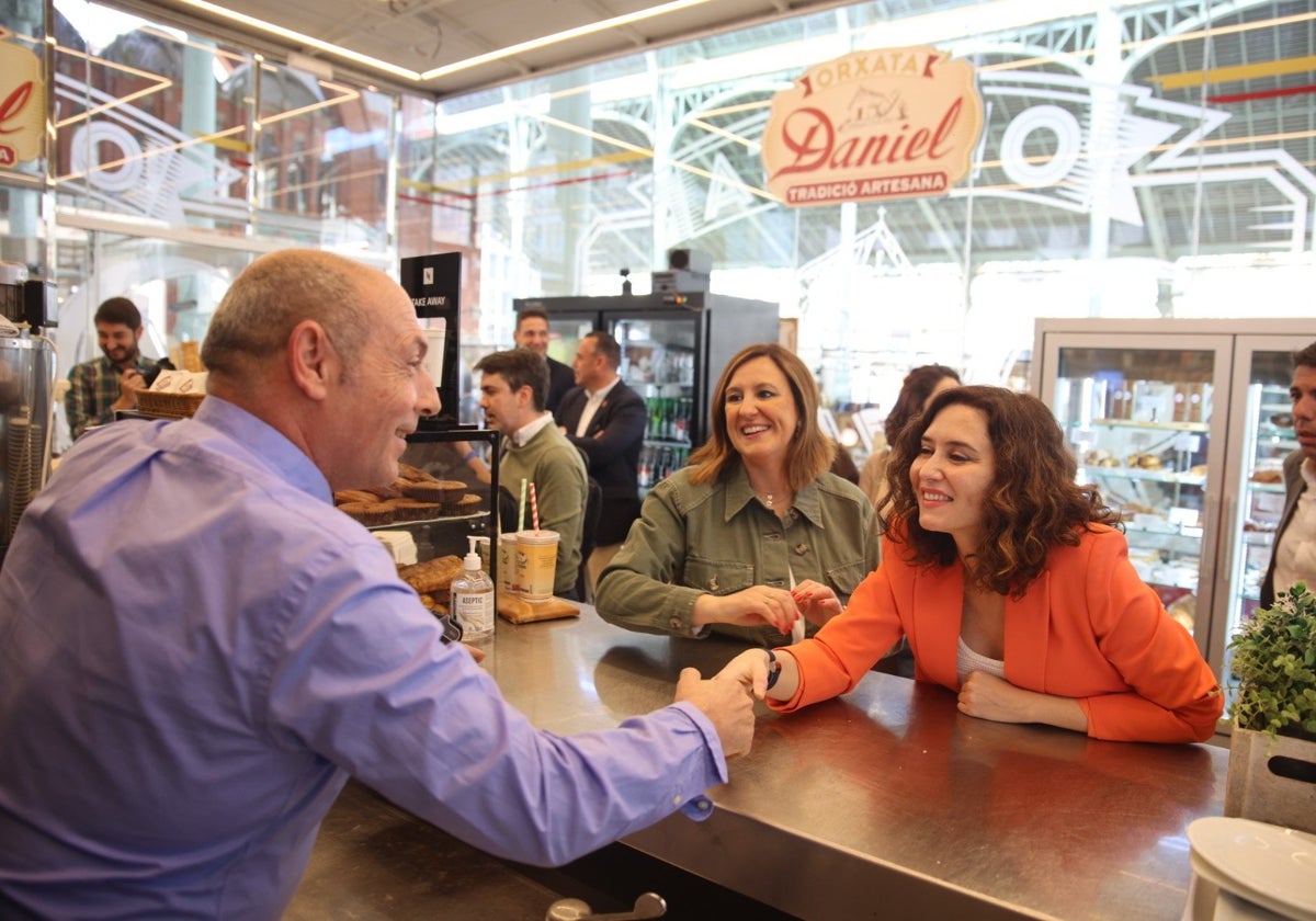 La presidenta de la Comunidad de Madrid, Isabel Díaz Ayuso, en Horchatería Daniel en Valencia