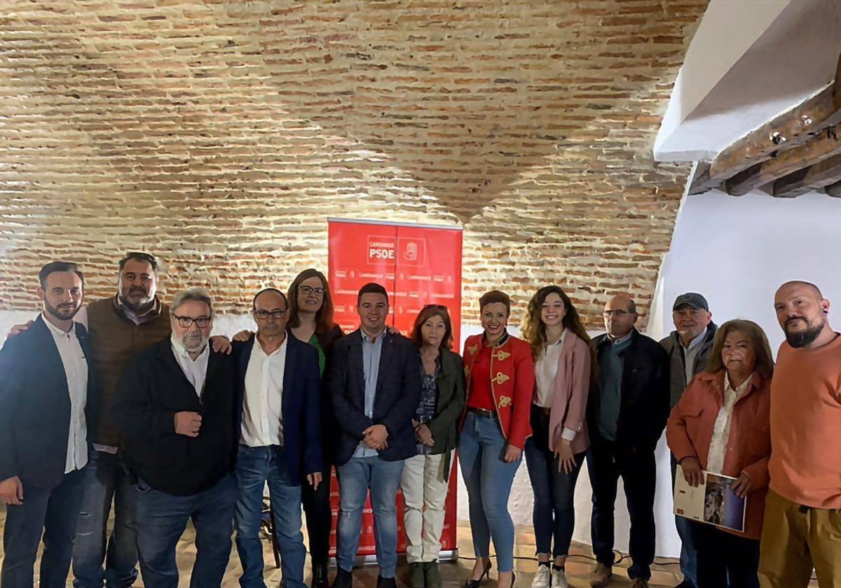 Mario Sánchez, en el centro, tras la presentación de la candidatura