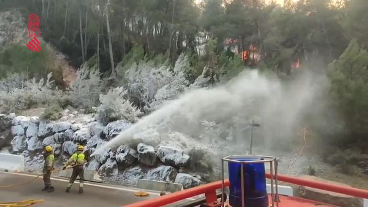 El día más complicado para combatir el incendio de Castellón que se acerca a algunos municipios